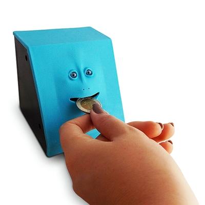 Свинья-копилка ест монеты головой