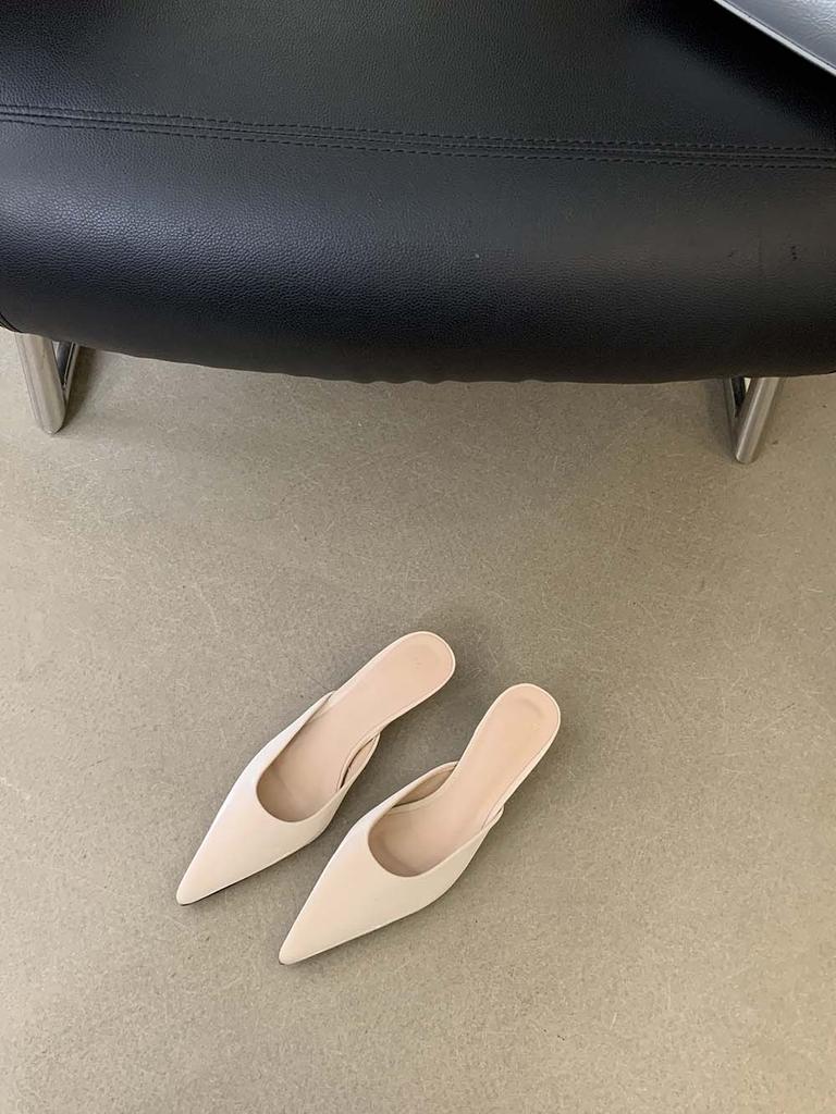 Модные женские шлепанцы из флока, тапочки с острым носком, мюли, туфли 2024 года, новые поступления, модные туфли на низком каблуке, бежевые, белые, черные