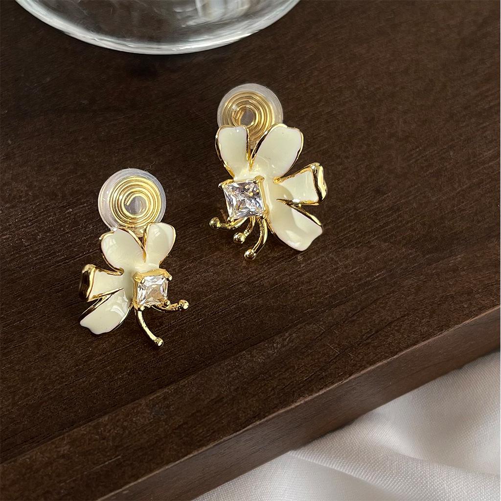 Французские ретро-клипсы для ушей Camellia: Модные серьги без проколов, высококачественный дизайн, идеально подходят для поездок на работу.