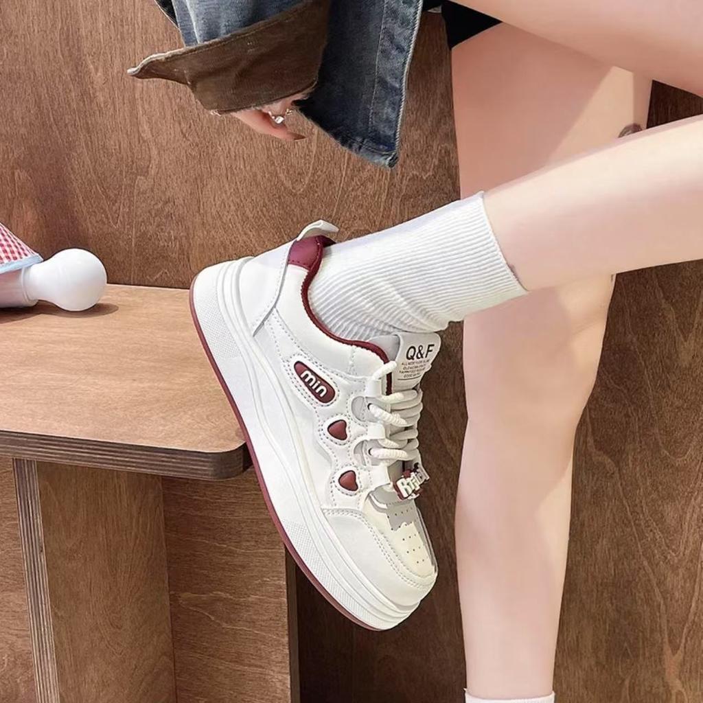 Корейская версия маленьких белых туфель на толстой подошве, увеличивающая рост, легкая мягкая подошва, новая весна и осень 2025, маленькая универсальная повседневная спортивная обувь