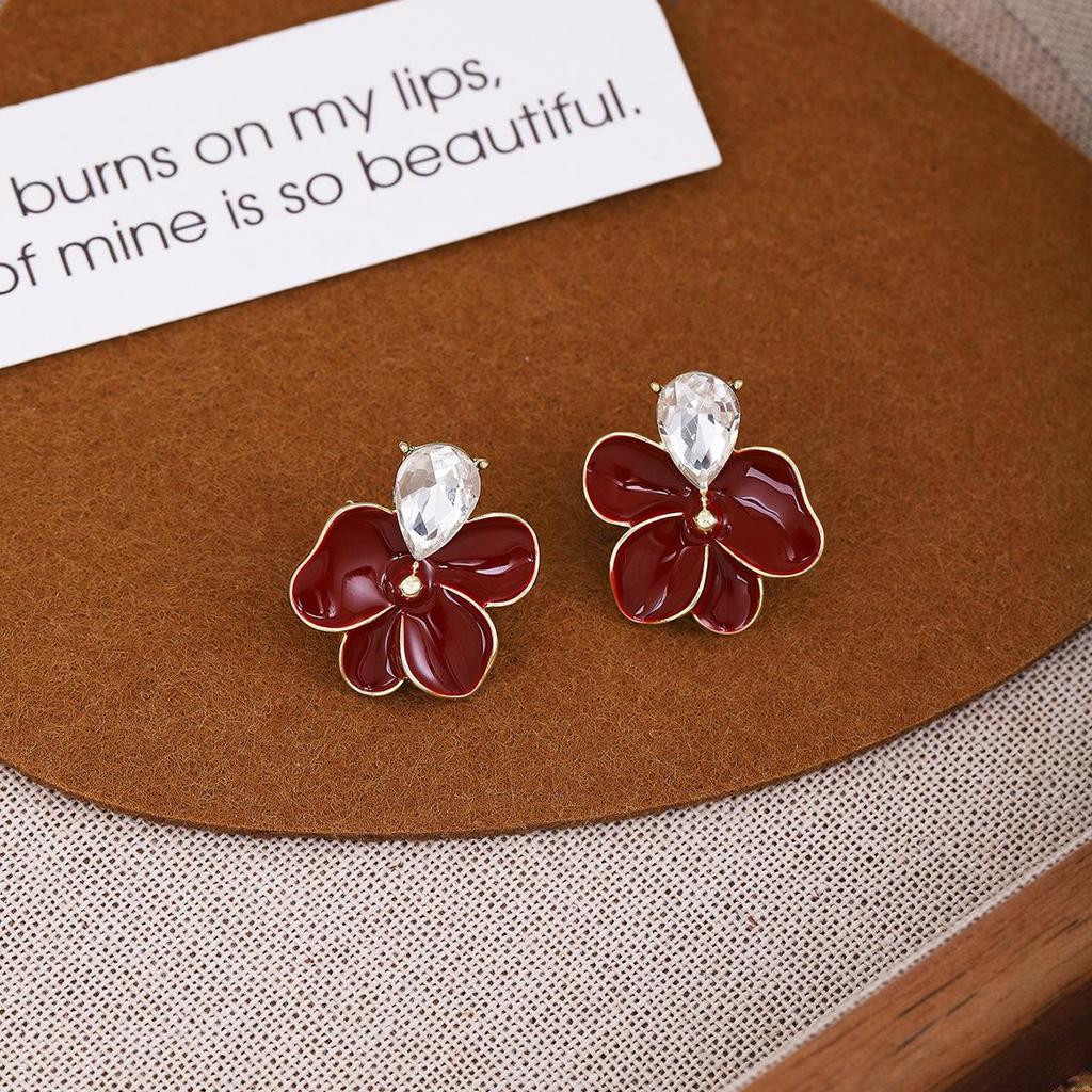 Серьги-пусеты с подвесками в виде капель из жемчуга и красных сердец: Французские ретро винтажные каффы для осени и зимы.