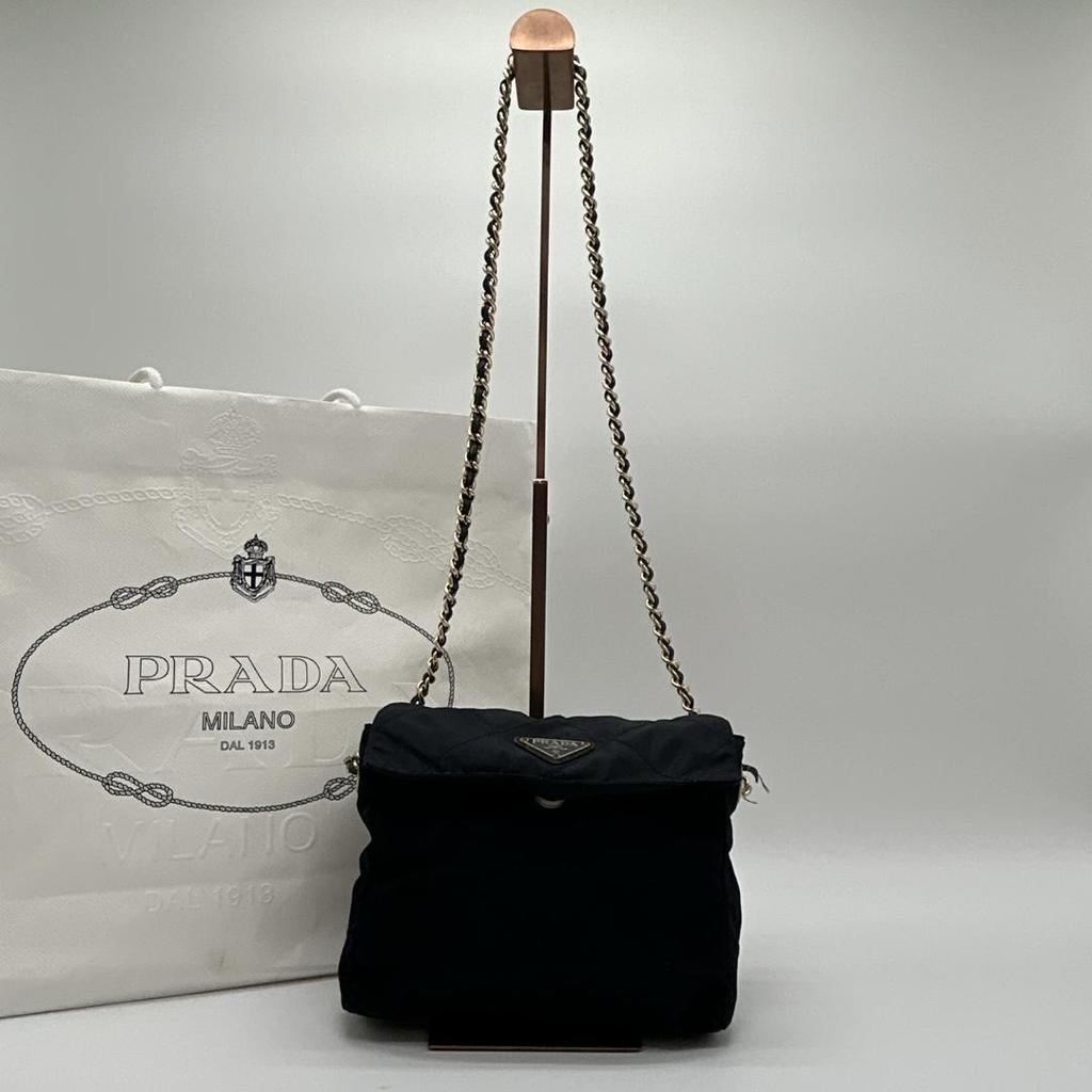 Prada Сумка на плечо Сумка-тоут На одном плечевом ремне Ткань Нейлон Стеганая Золотая цепь Треугольная металлическая пластина с логотипом Белая бирка