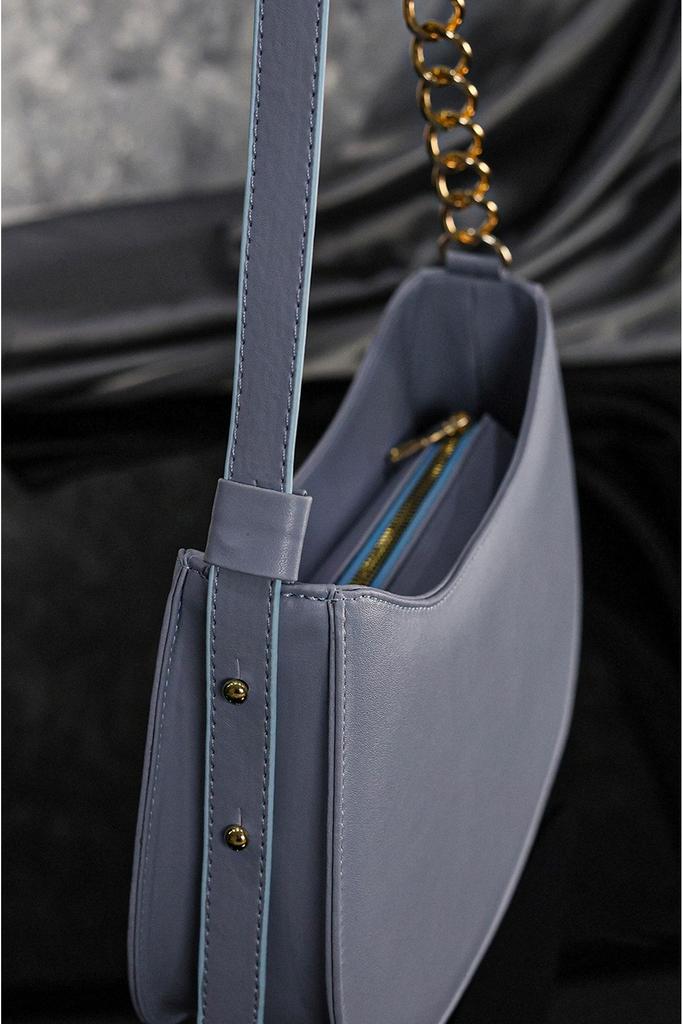 Women's Stylish and Useful Shoulder Bag Black Zippered Lined Adjustable Strap Bag