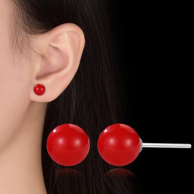 Серьги-гвоздики из красных бусин для девочек — это маленькие, свежие, простые и веселые большие красные серьги-гвоздики.