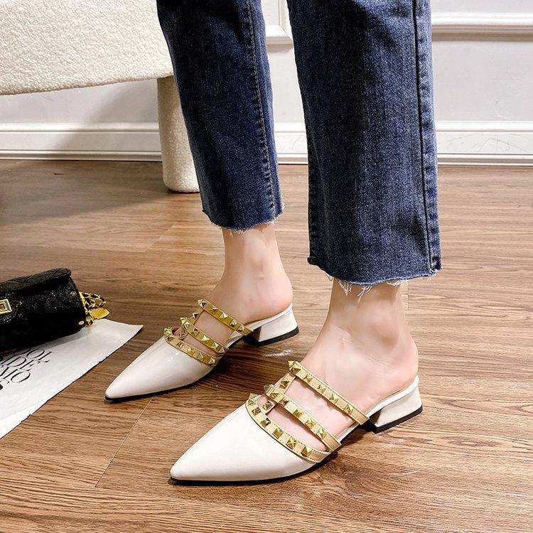 Туфли с заклепками, крутые шлепанцы с заклепками, женская летняя обувь на плоской подошве, летние лакированные полушлепанцы с острым носком