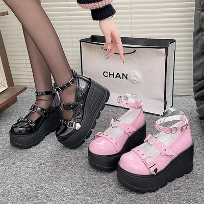 Модная женская обувь Лолита Новые готические туфли на платформе Модные туфли-лодочки с пряжкой и заклепками Панк танкетки Высокие каблуки Женская роскошная обувь для вечеринок и улицы для женщины