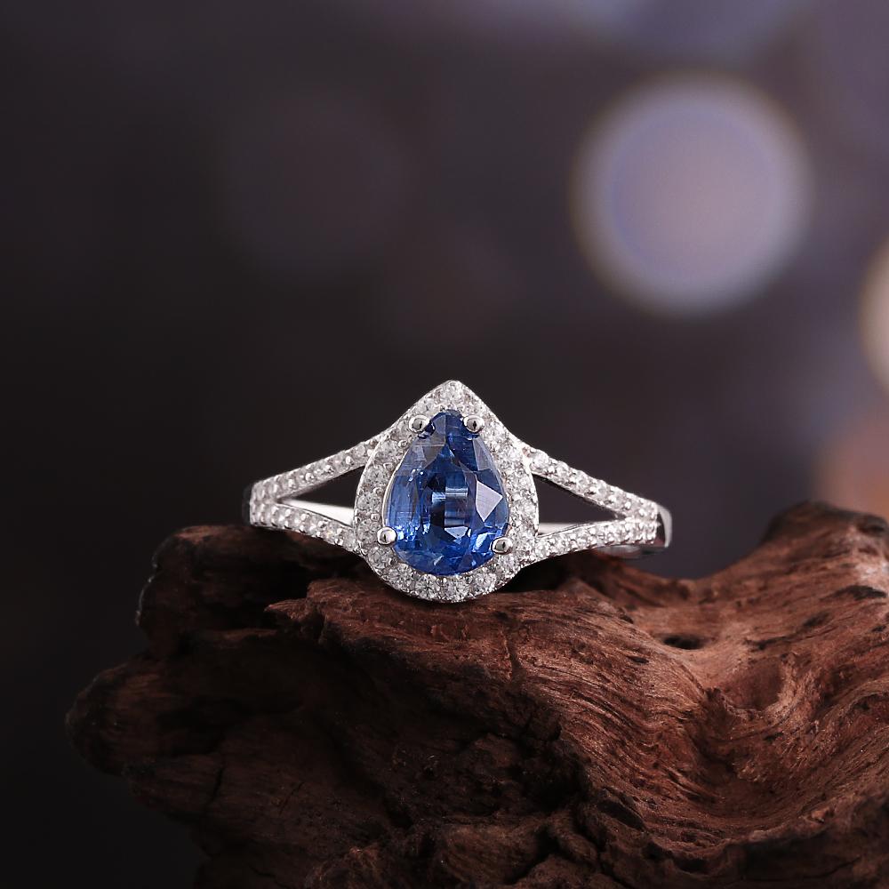 Изысканное женское кольцо из серебра 925 пробы с натуральным кианитом грушевидной формы 6*8 мм. Простые по дизайну изящные украшения для повседневных подарков