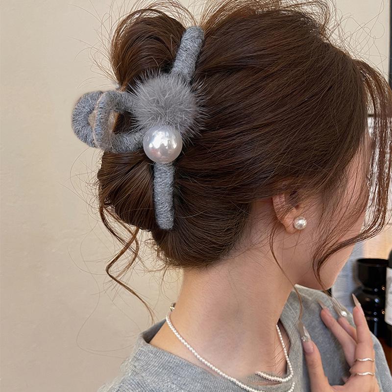 Retro Flocked Pompom Pearl Claw Clip: Fashion-Forward, Versatile Hair Accessory for Autumn and Winter