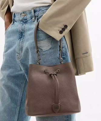 COACH OUTLET Низкая сумка-ведро через плечо