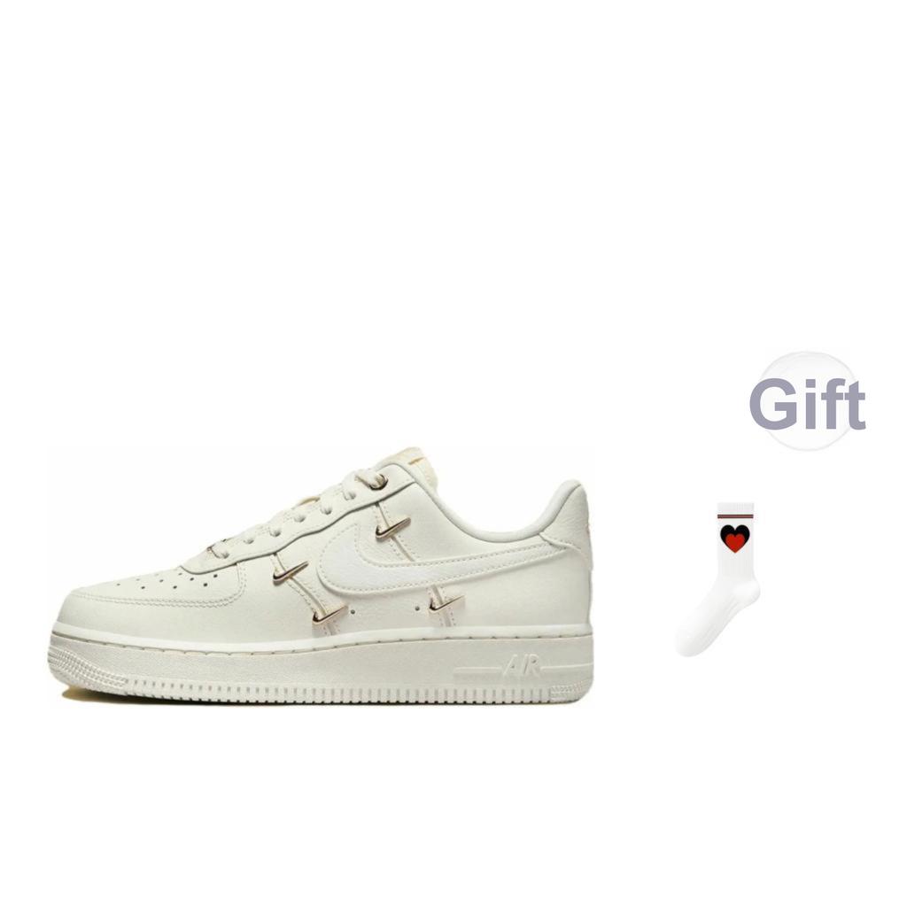 Nike Air Force 1 07 LX Mini Swoosh — женские кроссовки цвета металлик, золото, белый парус FV3654-111
