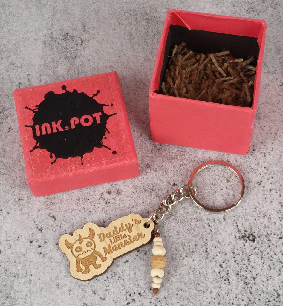 Inkdotpot Забавный брелок для ключей Папин маленький монстр с гравировкой на дереве на день рождения