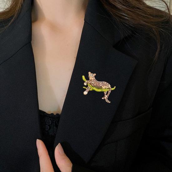 Brooch Elegant Animal Shape Sweater Cardigan Coat Business Suit Lapel