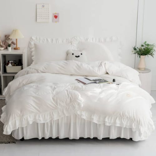 Cute, washable 3-piece ruffled duvet cover set, including a duvet cover, fitted sheet, and pillowcases. Ivory, suitable for both Western and Japanese-