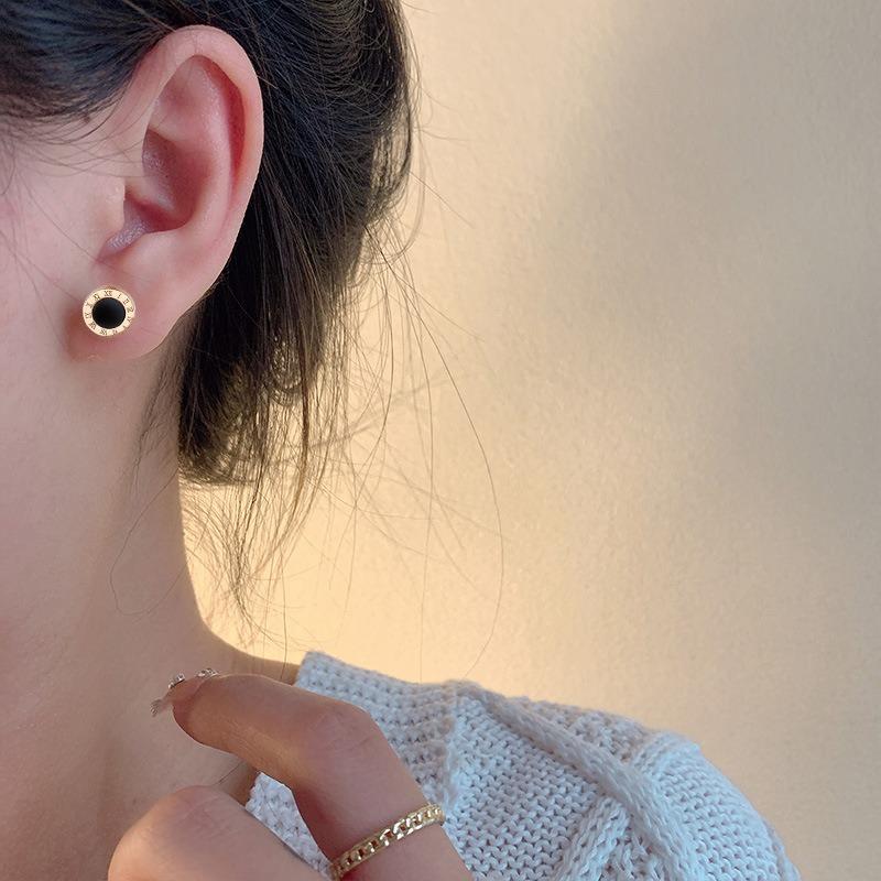 Классические модные серьги-пусеты из титановой стали с 18-каратным золотым покрытием, простые круглые серьги с римскими цифрами для мужчин и женщин, новые серьги 2025 года