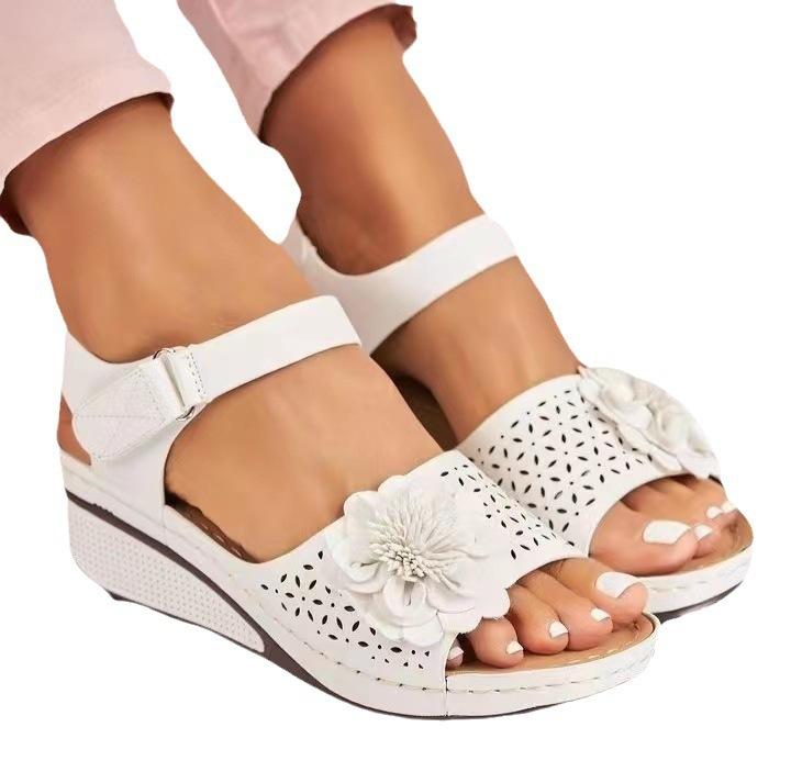 Большие размеры босоножки на танкетке женские летние 2025 года независимые станции новые полые цветы толстая подошва сандалии с пряжкой из одного слова на липучке