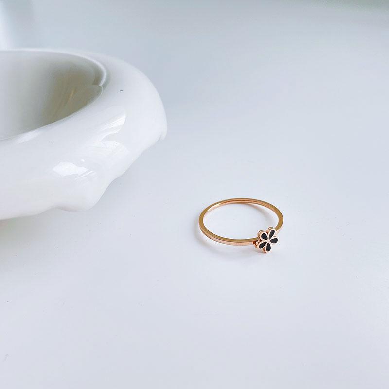 Корейское кольцо из титановой стали с черно-белой маргариткой — минималистичный, шикарный дизайн для женщин, модный стиль для указательного пальца.