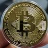 Сувенирная монета Bitcoin с подставкой Коллекционный крипто-подарок для энтузиастов блокчейна Инвесторов Декорация стола Разговор