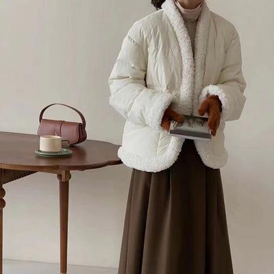 Европейский дизайн чувство ягненок шерсть пуховик женский 2025 зима новый сращивание иностранный стиль теплый короткий жакет тренд
