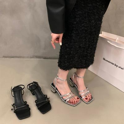 Французский средний высокий каблук с сандалиями туфли феи 2025 новый летний темперамент серебряный толстый каблук римские туфли