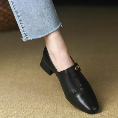 Туфли женские с круглым носком и глубоким горлом, средний каблук, весна и осень, новый первый слой, заклепки, модные туфли из кожи на низком каблуке для женщин