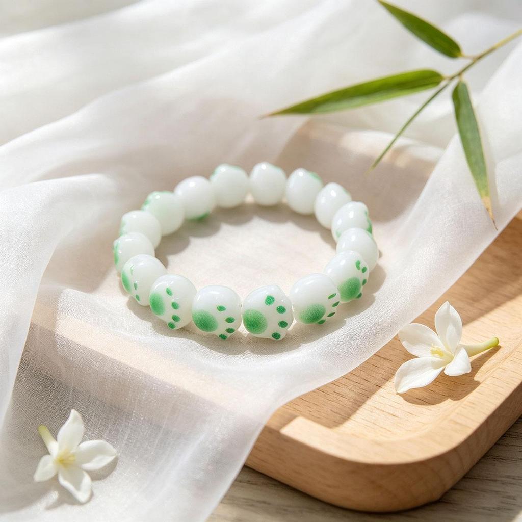 Fresh and cute green cat paw bracelet, gradient color, student-friendly, trendy, stress-relief accessory