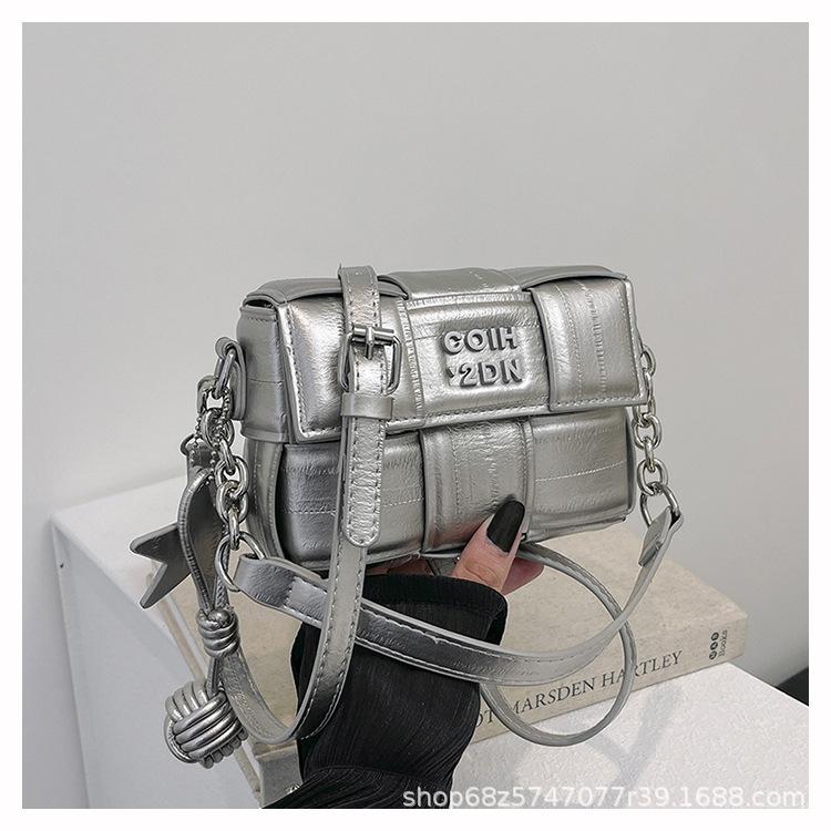 Маленькая сумка женская 2025 новая серебристая однотонная цепочка квадратная сумка легкая роскошная сумка на плечо модная зарубежная плетеная сумка-мессенджер