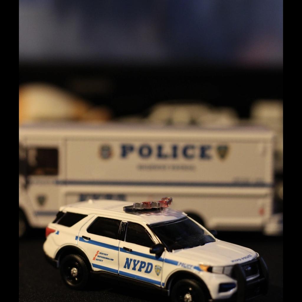 Cjafuz1 1:64 2020 Форд Полицейский INTERCEPTOR UTILITY NYPD Металлическая модель автомобиля Коллекционная игрушка Подарок Сувенир Украшение для витрины