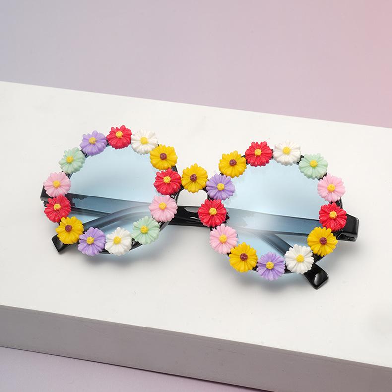 2026 New Daisy Flower Sunglasses Round Lens Floral Embellished Fashion Eyewear For Summer Parties Birthday Gift KJ216