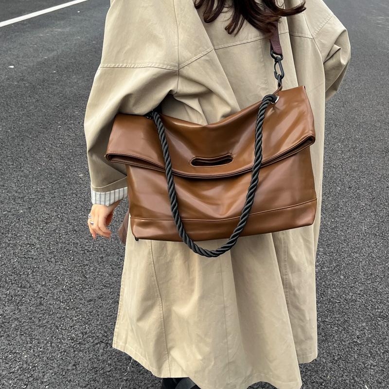 Autumn Retro Large-capacity Underarm Bag Women's Bag 2025 New Foreign-style Simple Tote Bag Fashionable Commuter Messenger Bag