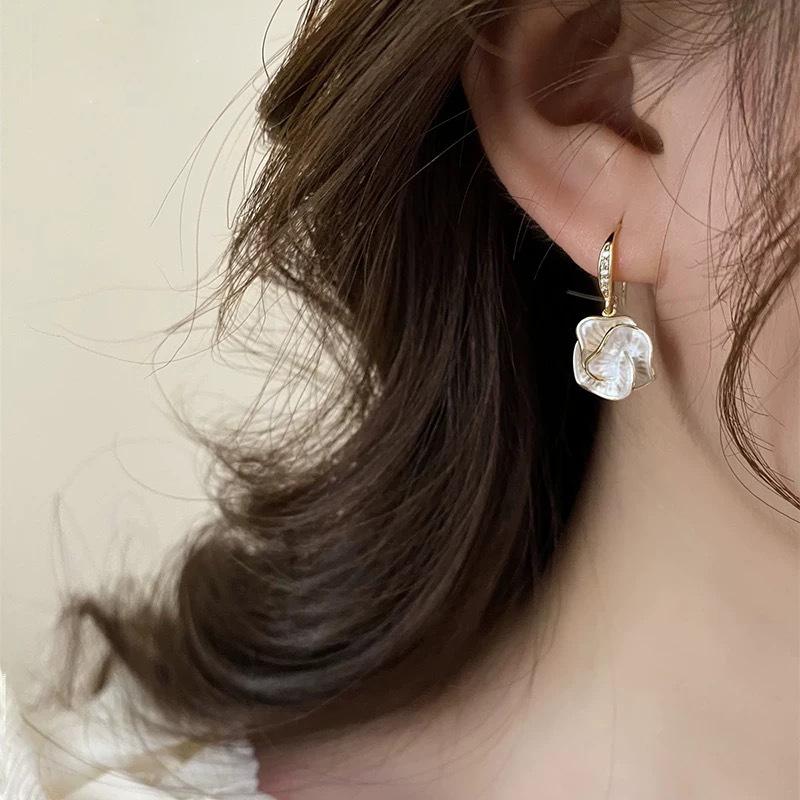 Mosquito coil plate camellia flower earrings women's niche temperament no ear piercings earrings popular ear clips light luxury high sense summer