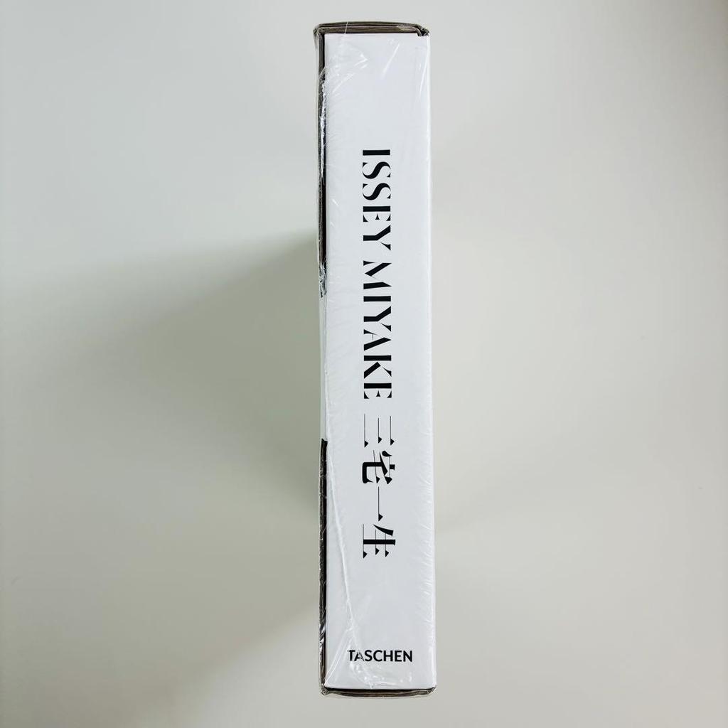 [ИСПОЛЬЗОВАННЫЙ] ИСЕЙ МИЯКЕ с пленкой Иссей Мияке TASCHEN