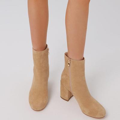 GIGIFOX Лаконичные модные короткие ботильоны на высоком толстом каблуке с острым носком и боковой молнией из замши Fuax, удобные офисные женские ботинки