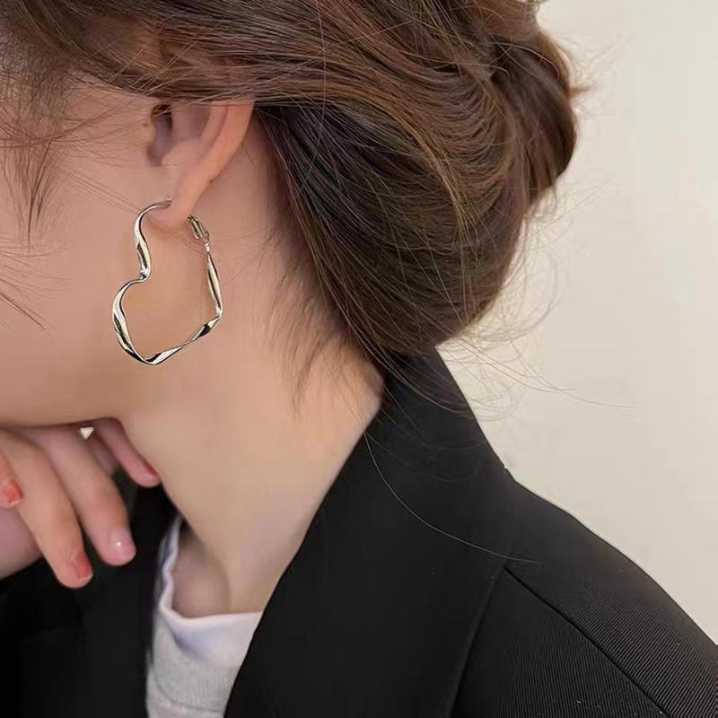 Fashionable and Cute Female Personality Exaggerated Hollow Heart Design Earrings, Suitable for Girls' Birthday Jewelry Gifts.