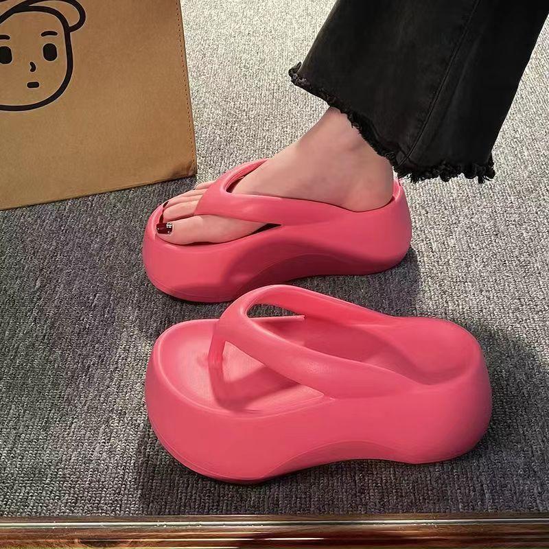 Модные летние тапочки для женщин, резиновые шлепанцы, платформа, пляжные сандалии, низкая мода, гавайские сабо с массажем, 2024