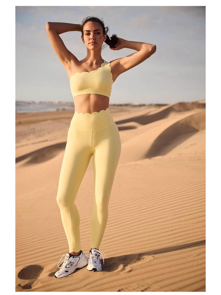 Ударопрочный спортивный бюстгальтер средней поддержки со съемными чашками - Дизайн без спинки для более стройного вида груди