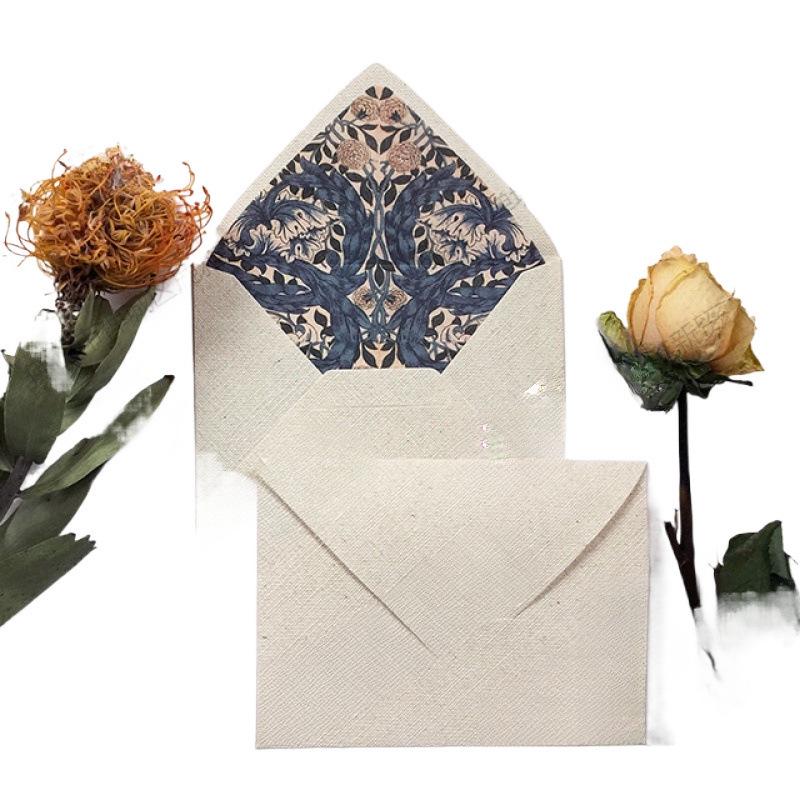 Ретро-пригласительный конверт в художественном стиле с цветной подкладкой и текстурой мешковины