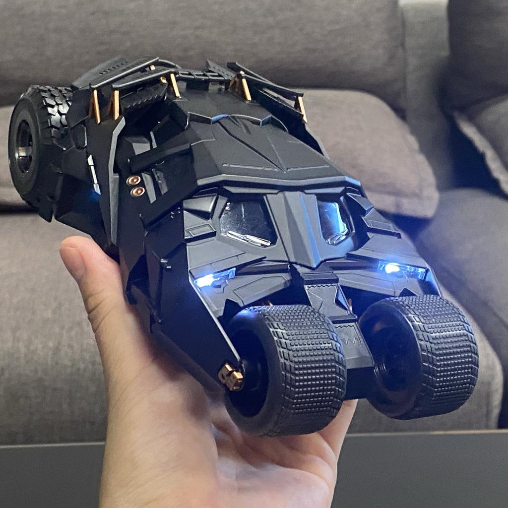 1:24 Бэтмобиль Tumbler Горка Сплав Металл Литье под Давлением Модель Симуляция Звука и Света Функция Распыления Коллекционные Украшения Подарки для Мальчиков