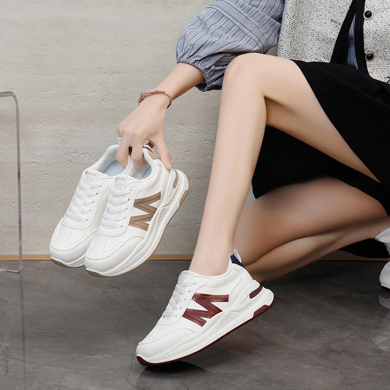 2025 весна маленькие белые туфли новая корейская версия женские студенческие туфли на платформе с увеличенным каблуком спортивная обувь повседневная уличная обувь K903