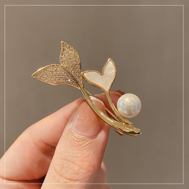 Summer Anti-Exposure Brooch: Fashionable and Luxurious Collar Pin for Women.