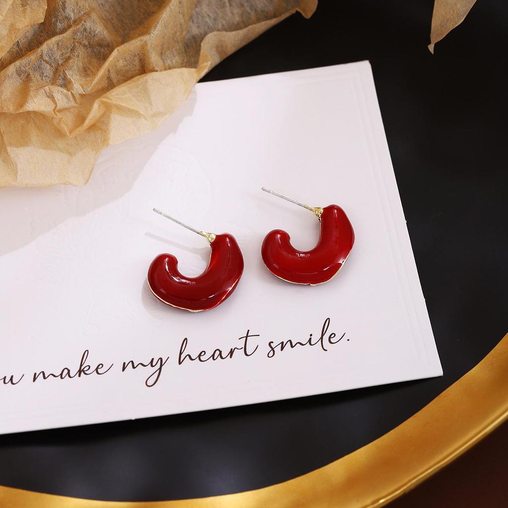 Серьги-пусеты с подвесками в виде капель из жемчуга и красных сердец: Французские ретро винтажные каффы для осени и зимы.