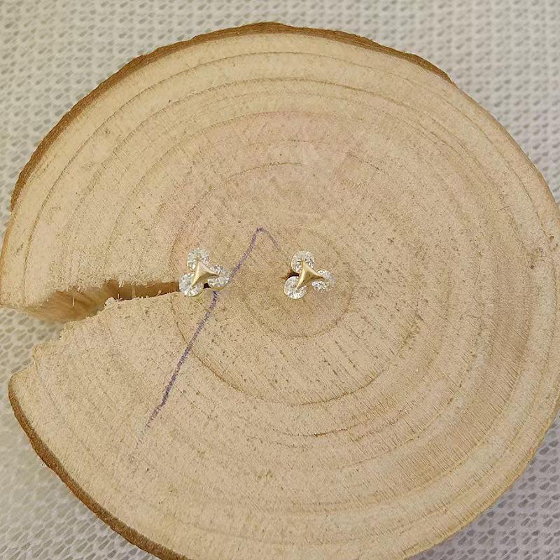 Геометрические маленькие серьги-пусеты 2024: Игла из серебра 925 пробы с инкрустированными бриллиантами в дизайне «Золотой треугольник» для женщин