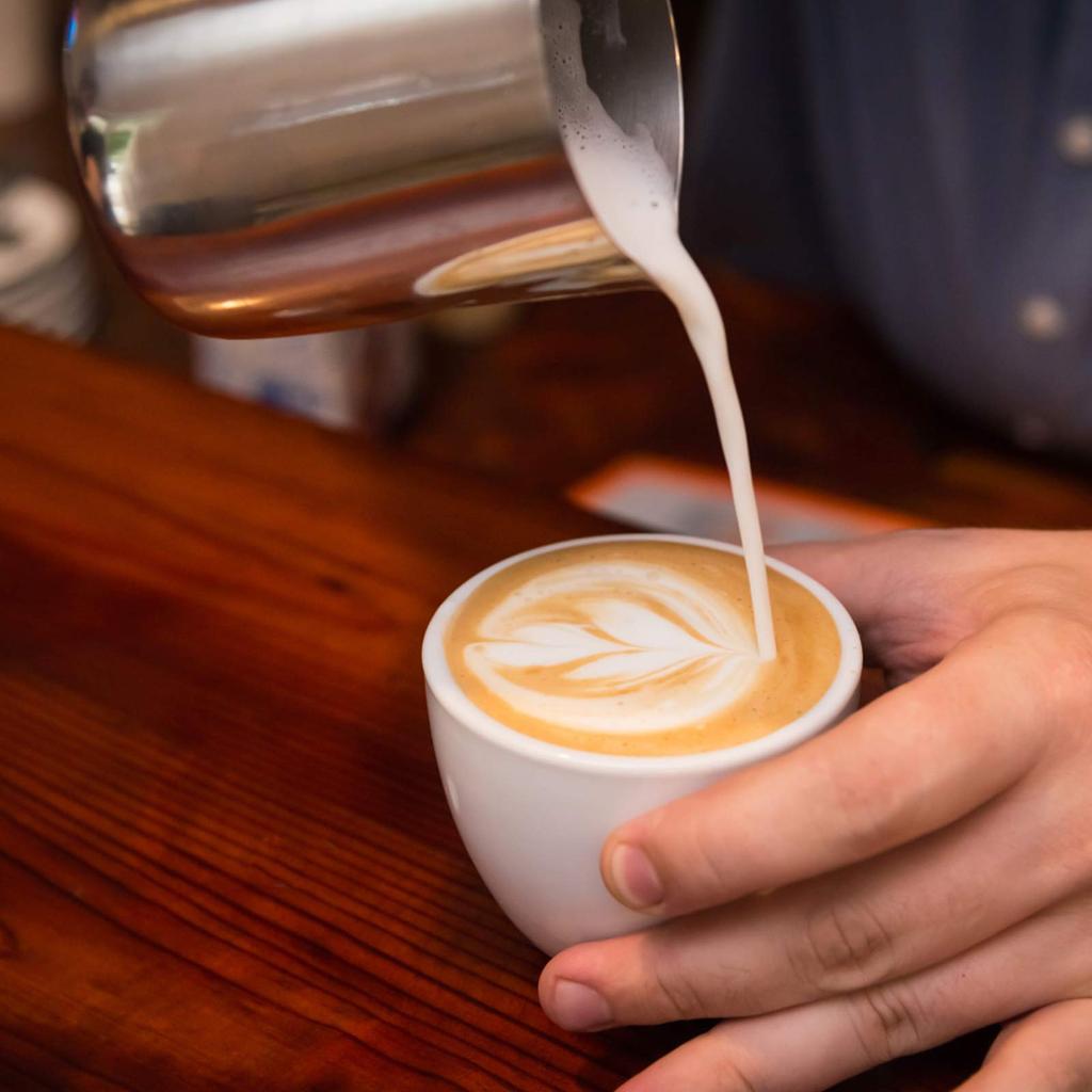 Saiveina Молочник Молочник из нержавеющей стали Молочник для вспенивания молока Питчер для кофе Латте-арт Молочник Питчер для напитков Нержавеющая сталь Градуированный 350 мл 12 унций