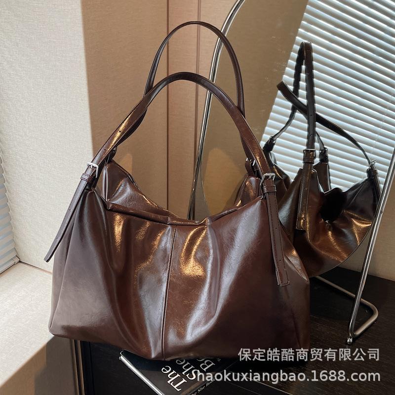 Ретро сумка женская большой вместимости 2025 новая осень и зима нишевый дизайн на плечо сумка-мессенджер популярная сумка-тоут для поездок на работу