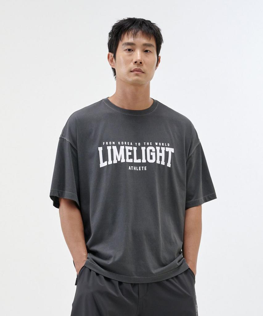 LIMELIGHT APPAREL Охлаждающая оверсайз футболка Limelight с большим логотипом (Уголь/Белый)
