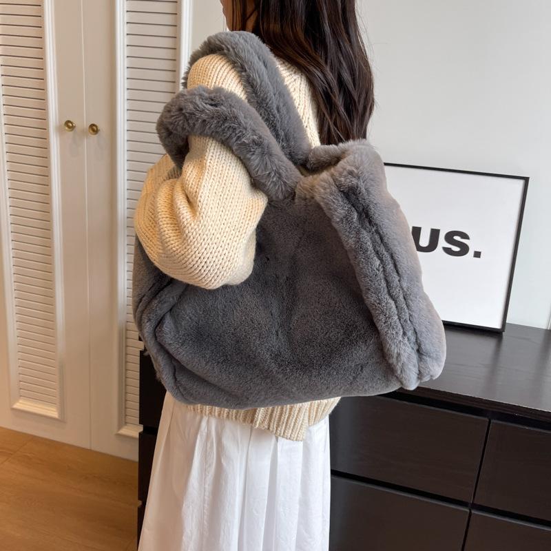 Новая плюшевая женская сумка 2024 года, модная большая вместительная женская сумка через плечо, простая и универсальная плюшевая переносная сумка-тоут