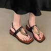 Мода 2025 Новые сандалии с квадратным носком, с вырезами и ремешком через палец, летние, новые, с металлической пряжкой, на нескользящей износостойкой подошве, на квадратном каблуке, модные