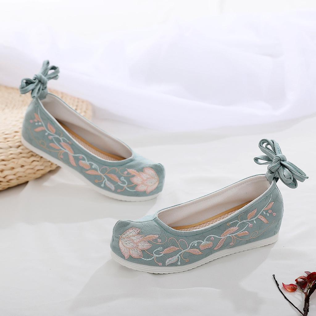 Весной и осенью Melaleuca старинные вышитые женские туфли приобретают деформированную голову Джокера в стиле ретро.