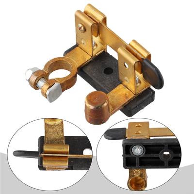 Выключатель аккумулятора на верхнем посте защищает от коротких замыканий 12 В/24 В