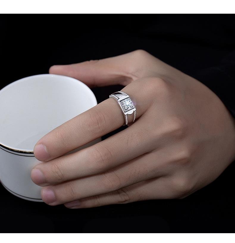 Мужское кольцо из серебра 925 пробы с муассанитом и геометрическим бриллиантом