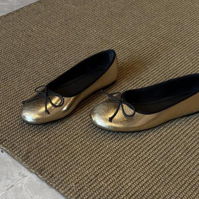 Овчина нежный ветер темперамент бант кожаная обувь дизайн круглый носок мелкий вырез балетки модные и удобные одинарные туфли женские